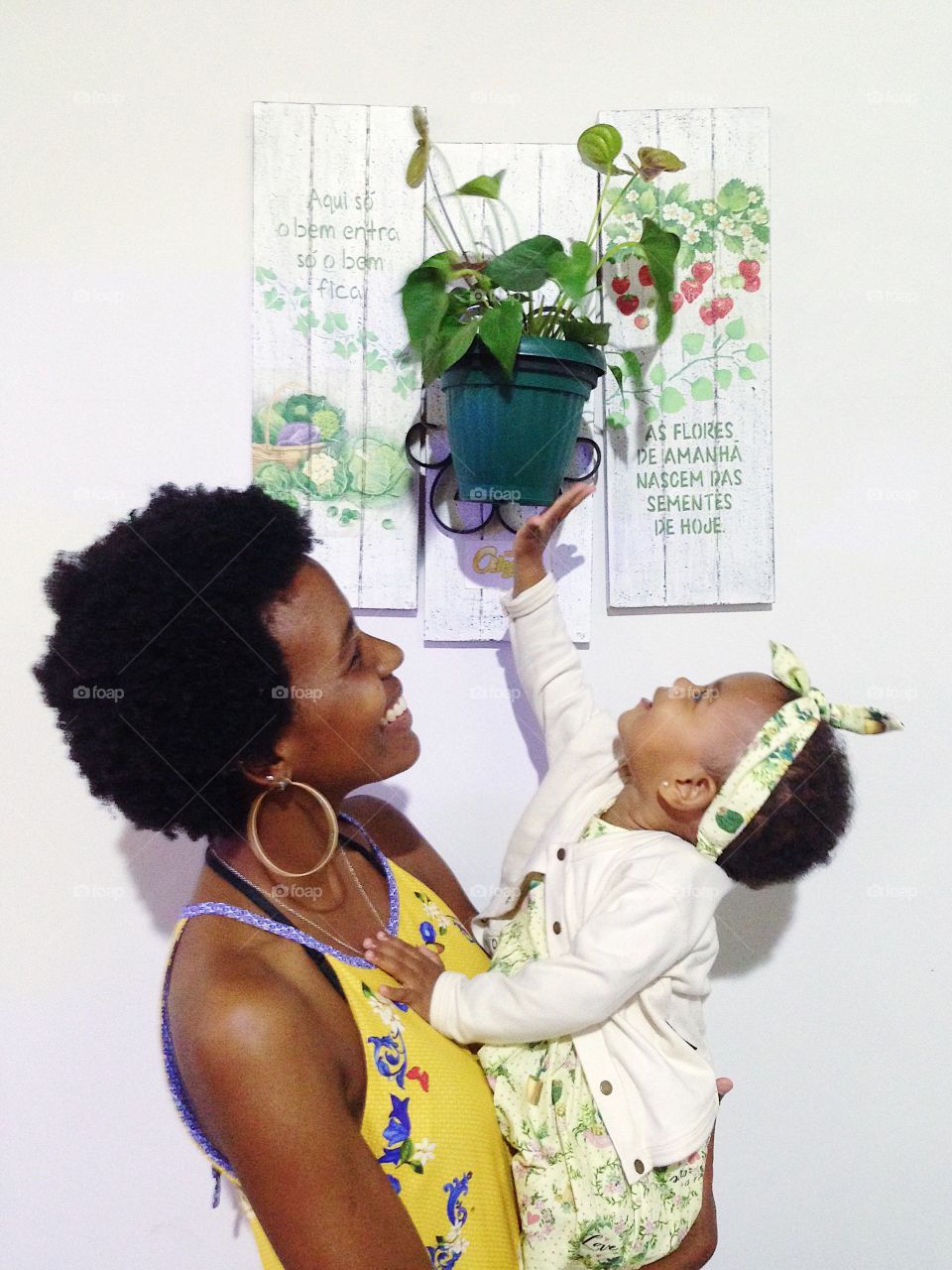 Cuidar de planta vai além de cultivo, é amor. Poder conversar com as crianças sobre o meio ambiente, sobre o cultivo das plantas é extremamente importante para que esse laço de afeto e amor com a natureza não se perca. Ame as plantas! 🌱