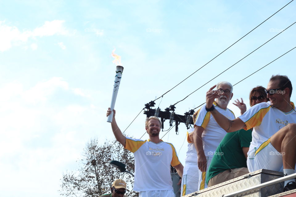 Brazilian athletes carrying olympic flame
