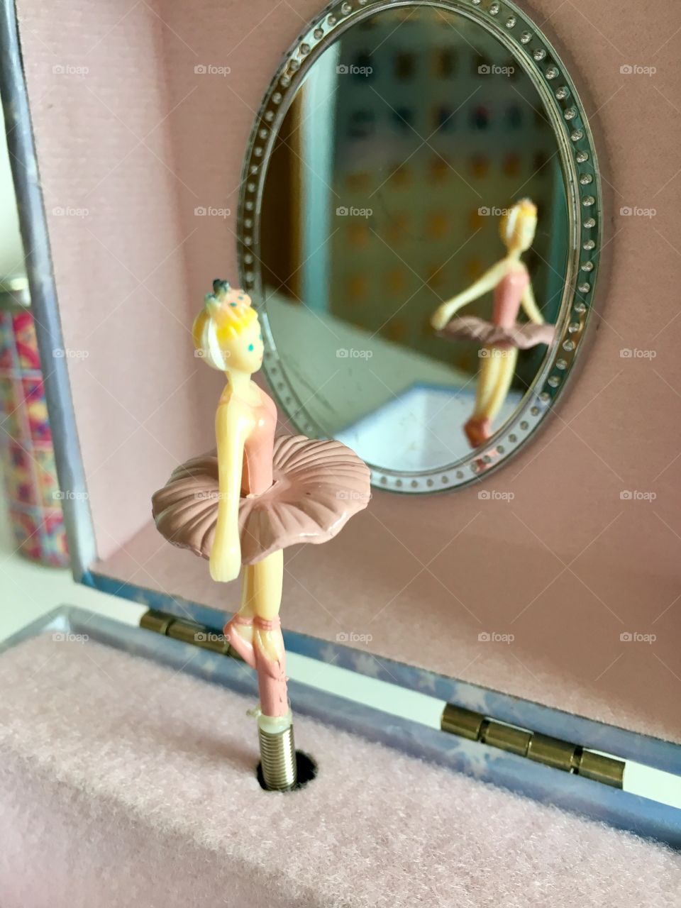 The reflection of the little dancer