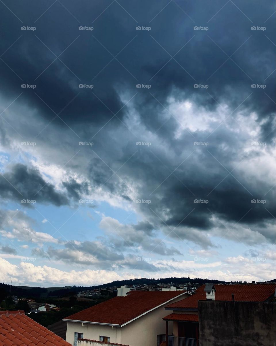 E a chuva voltou…
Um domingão de “vai e vem” de água. A garoa de agora, ao menos, veio bem mansa.
☔️📸 🌧 
#FOTOGRAFIAéNOSSOhobby
#paisagem #rain #fotografia #natureza #landscapes #chuva #nuvens #clouds