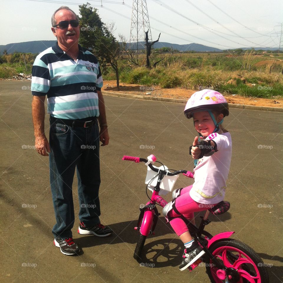 Vovô Lili e a netinha Marina, anos atrás, andando de bicicleta. Nesta época ainda precisava de rodinhas...