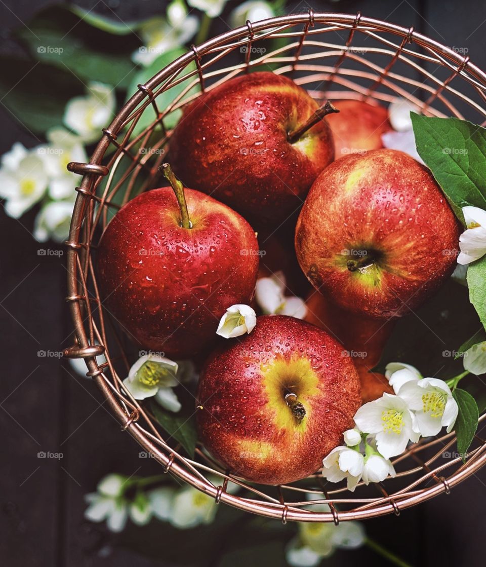 Basket with apples