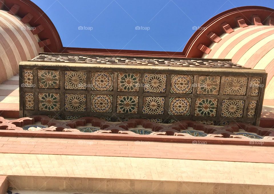 Even under the balcony there is fine mosaics … for the frog’s eyes 