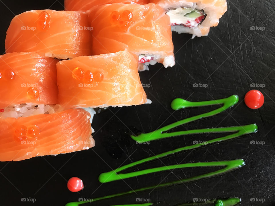 Salmon sushi with red caviar 