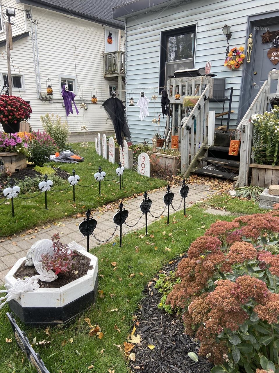 Front porch decorated for Halloween 