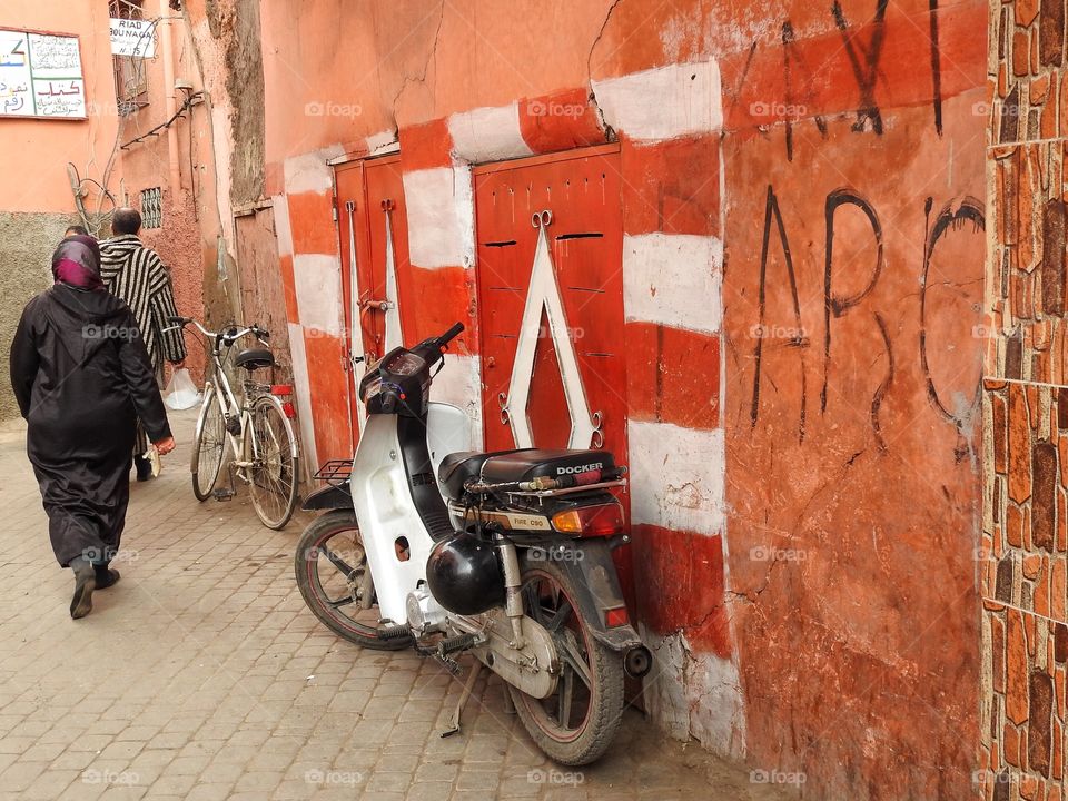 Walking the allies of Marrakech 