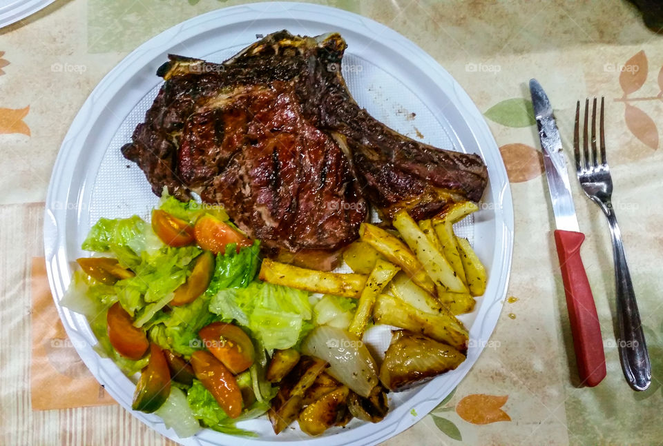 Florentine steak with vegetables and potatos