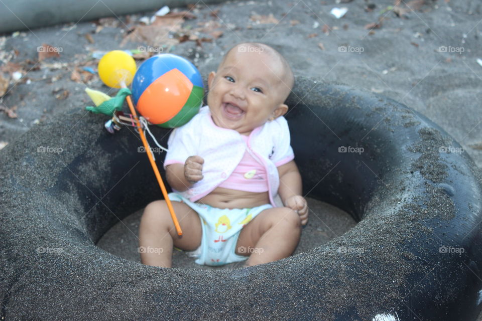 baby cute face ekspresi playing happiness sand