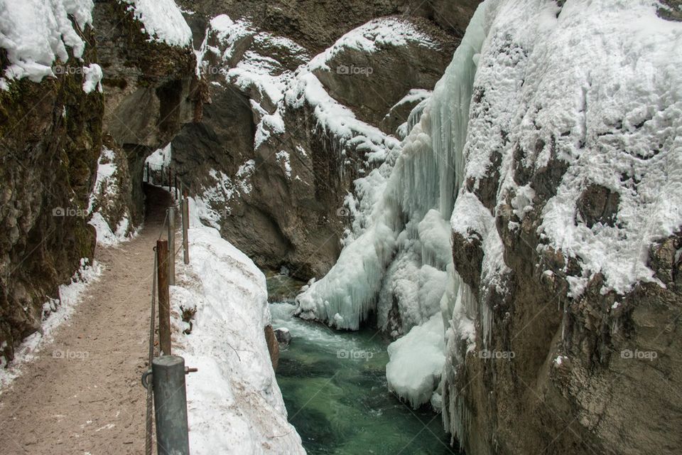 Walking through the gorge 