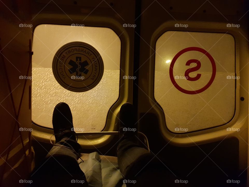 człowiek na noszach w karetce