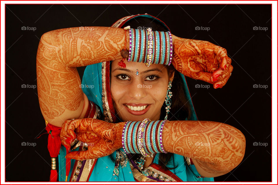 Portrait of indian woman with heena in her hand
