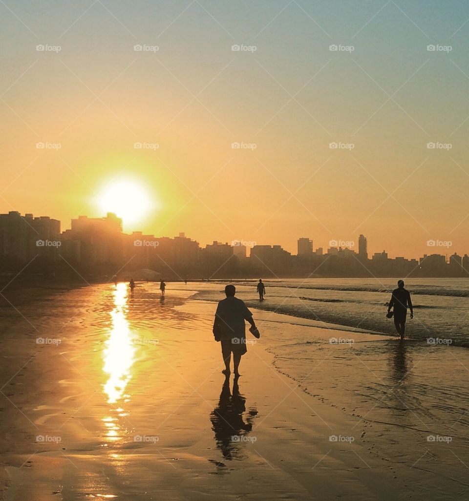 SEEING Double - 🇺🇸 The sun lit up Santos beach, leaving the sand and shadows in duplicate on the sand. / 🇧🇷 O sol iluminado a praia de Santos, deixando a areia e as sombras em duplicata na areia. 