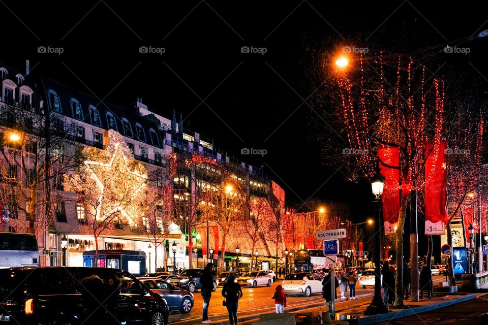 Champs-Élysées at night