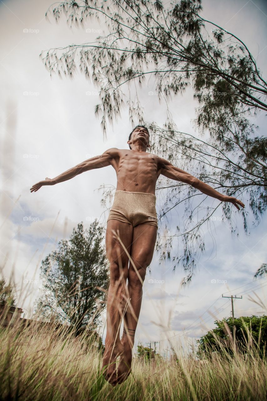 Bailarín en vuelo 