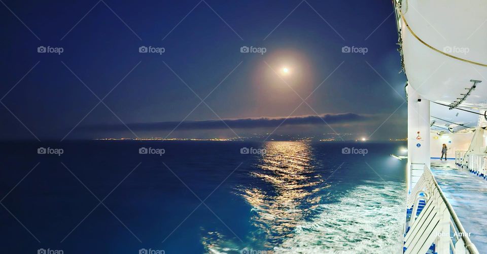Full moon in the boat