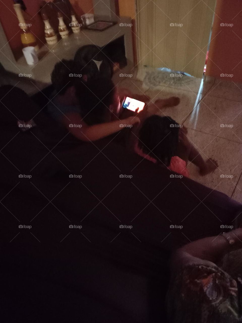 A tecnologia e  seus encantos. A tecnologia,  aproxima, traz o mundo para a palma da mão, nos permite conhecer  diversos lugares e acessar informações  com um simples clique.