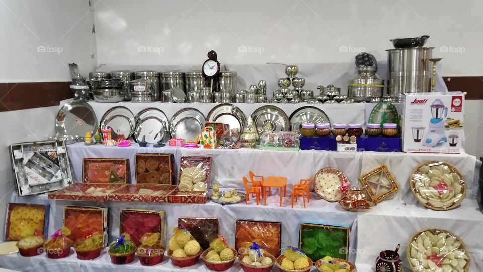 all items in a “Rukhwat” are handmade and there would be quite a few bought off the shelf. These would include crockery sets, kitchen ware and utensils, crystal glassware, puja items, wall clocks, artificial flowers, linen etc.