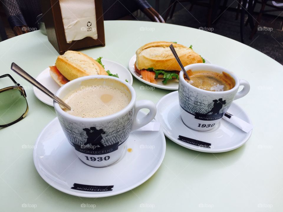 Desayuno café y bocata con salmón ahumado 