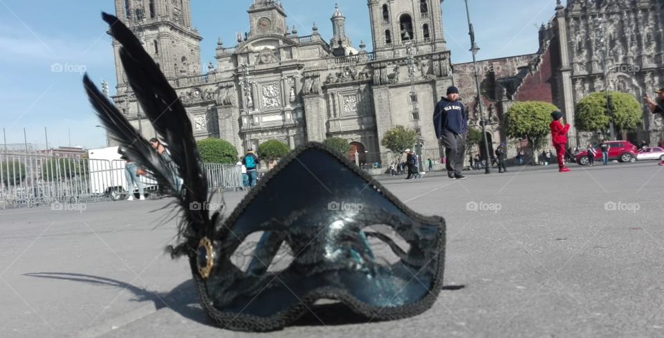 mascara antifaz en el zócalo de la ciudad de México... de fondo la Catedral metropolitana.
