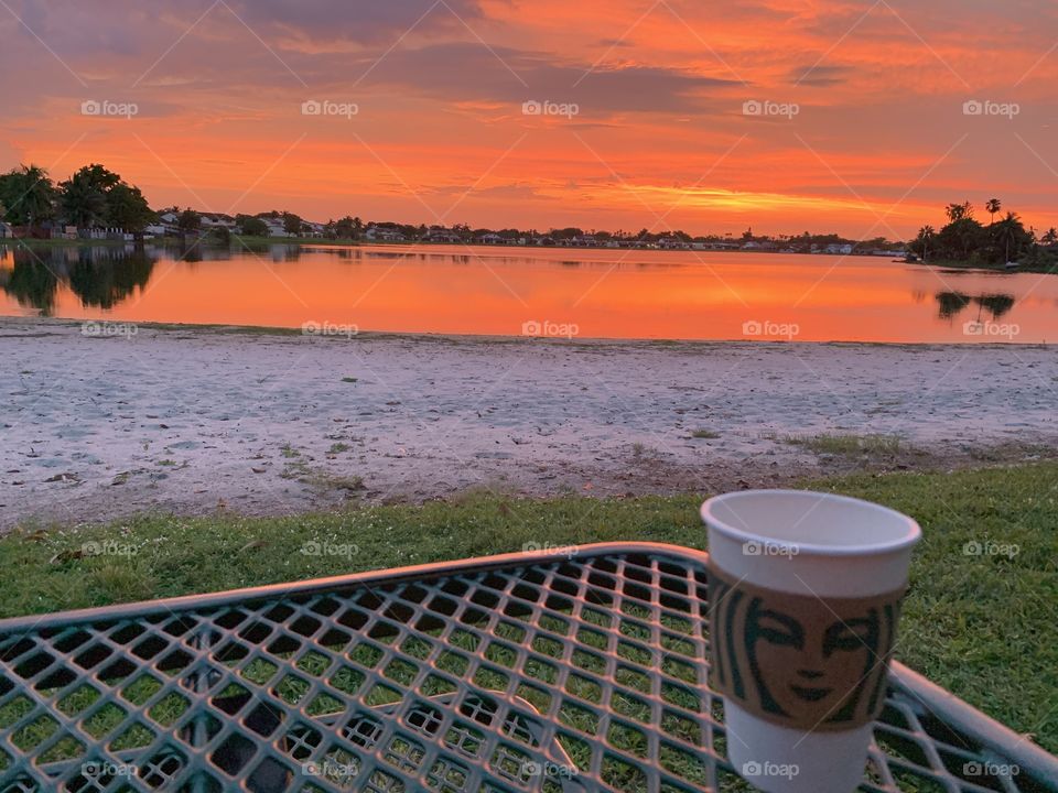 If you want to enjoy a good sunset ... you can't miss your starbucks coffee! the perfect complement!