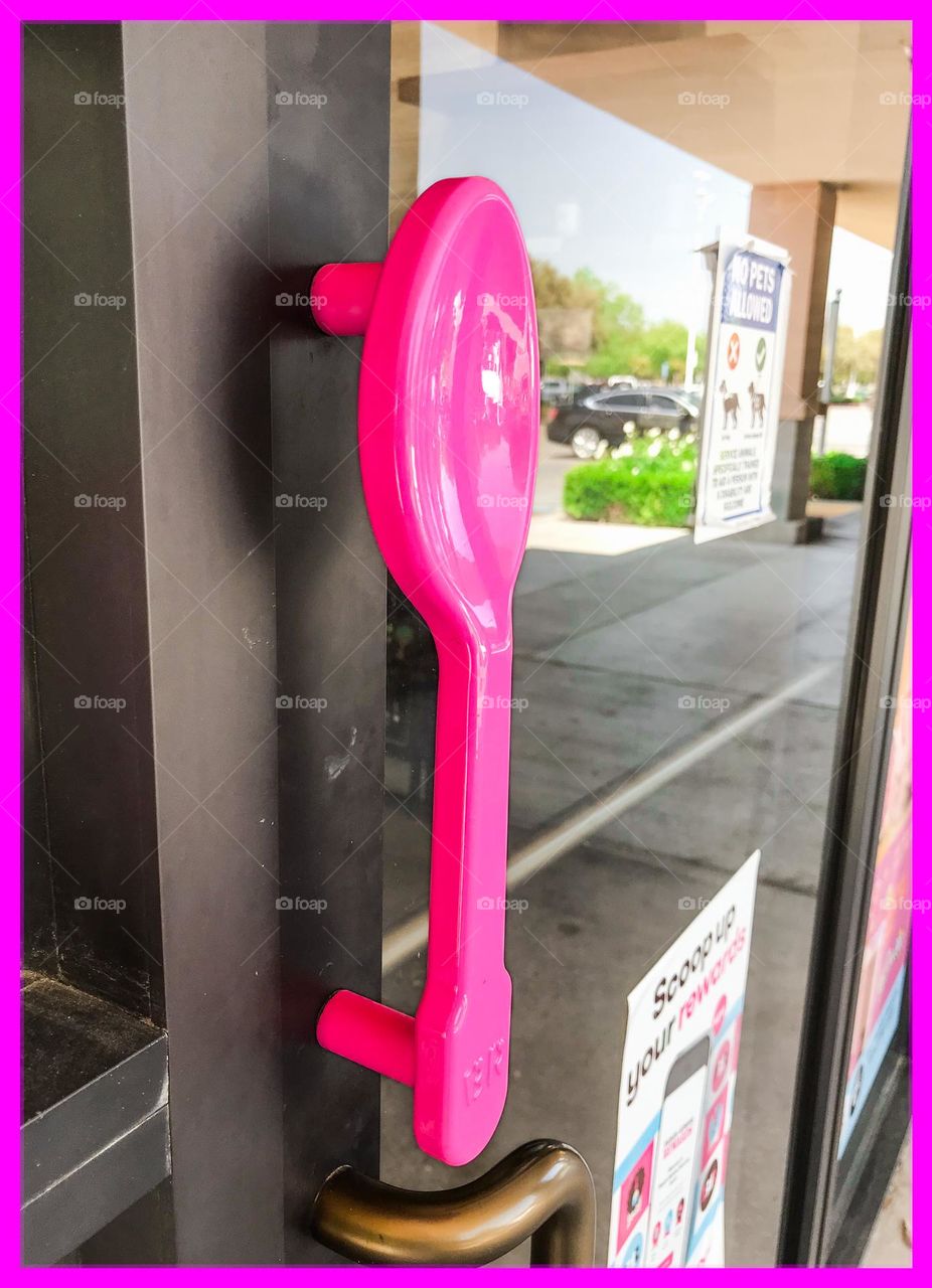 A door handle in the form of a spoon. It symbolizes Baskin-Robbins.