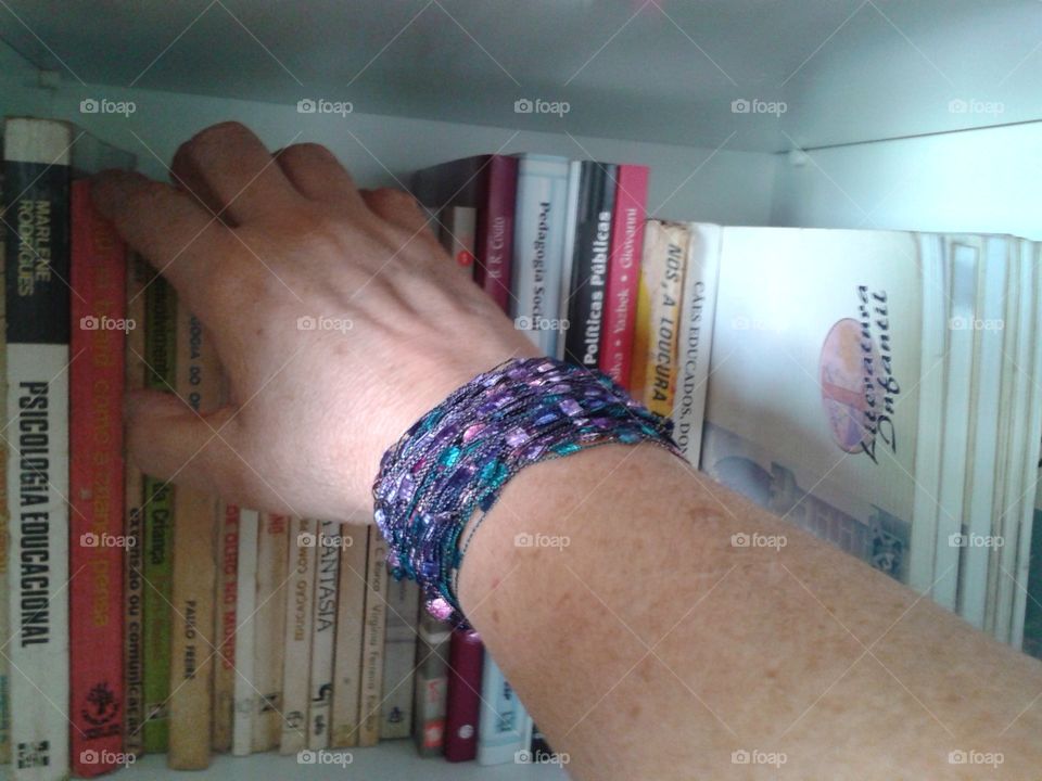 bracelet participates in the choice of a good read