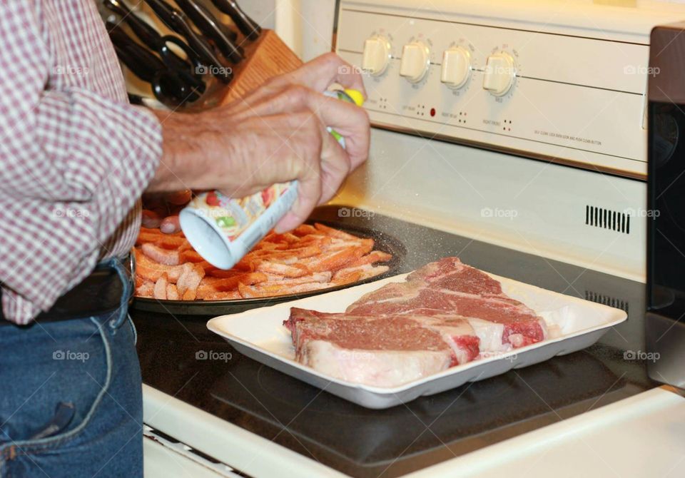 Coating the steaks with olive oil.