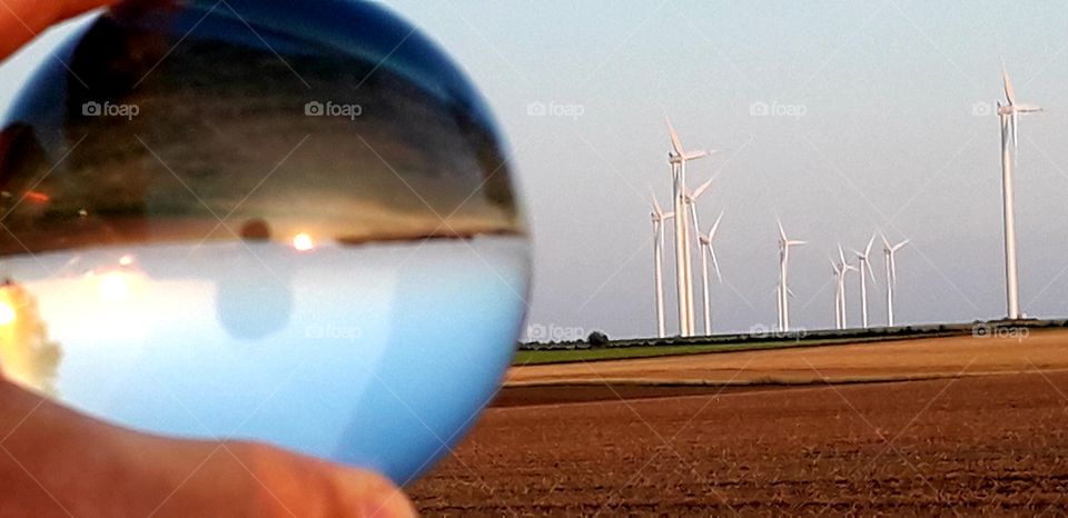 éolienne dans le reflet de la boule