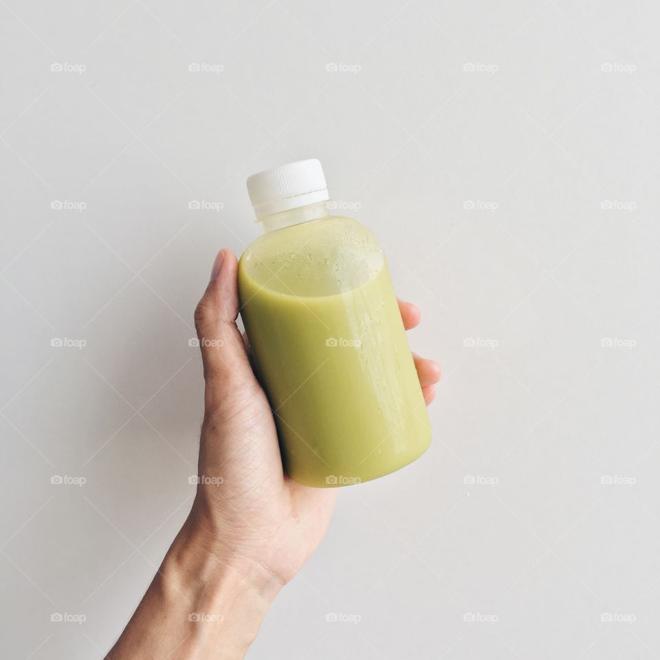 Holding food : Avocado juice 