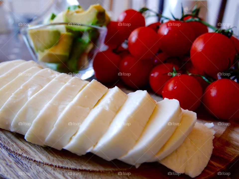 Mozzarella tomatoes avocado - breakfast 