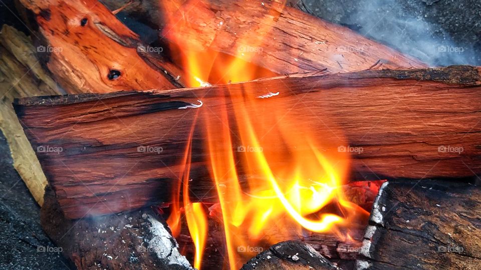 Fogo. Paus queimando para churrasco.