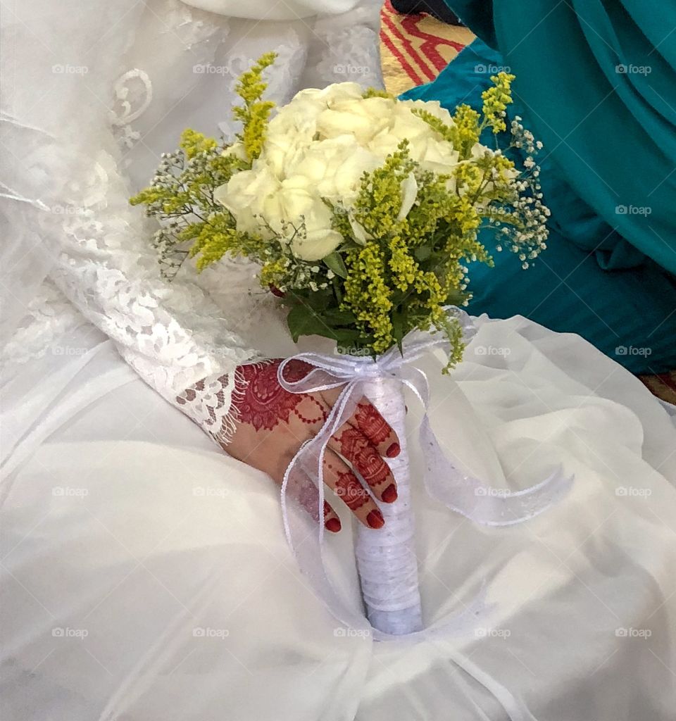 Bride holding bouquet of flower