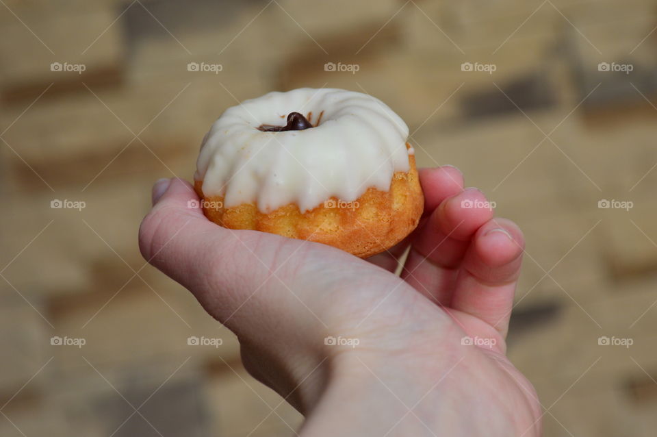 Person hand holding muffin