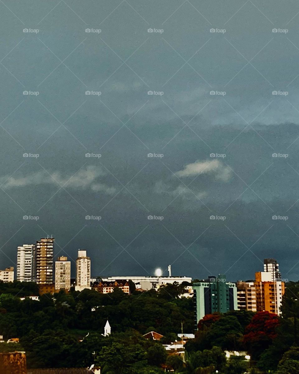 Quase 19h e a chuva vem voltando… olhe ali no horizonte o Nabizão com os refletores acesos: daqui a pouco tem Red Bull Bragantino x Guarani. 
Provavelmente, futebol e muita água caindo do céu…