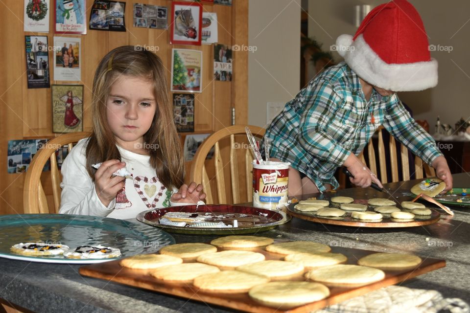 kids decorating cookies