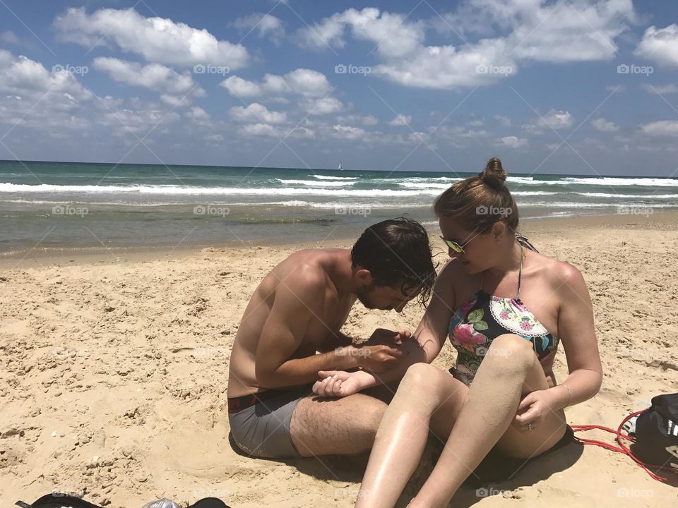 Eu estava de férias tipo mochilão com uma amiga, em Tel Aviv, Israel, e fiz uma tatuagem (temporária) no antebraço. 