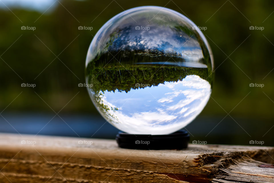 Kleiner Waldsee mit lensball