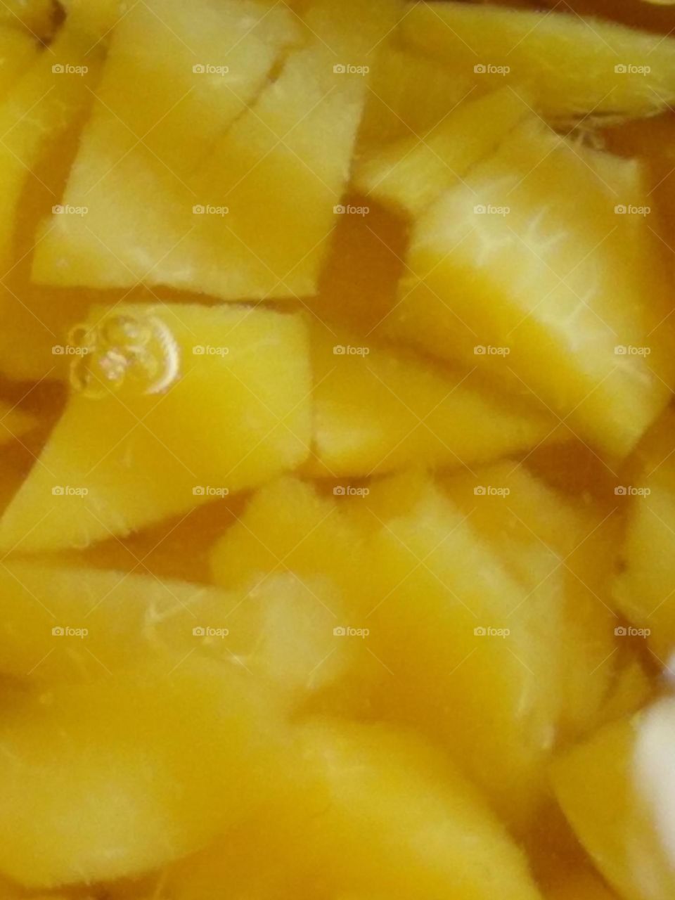 Peaches sitting in water in a 🍜 🥣.