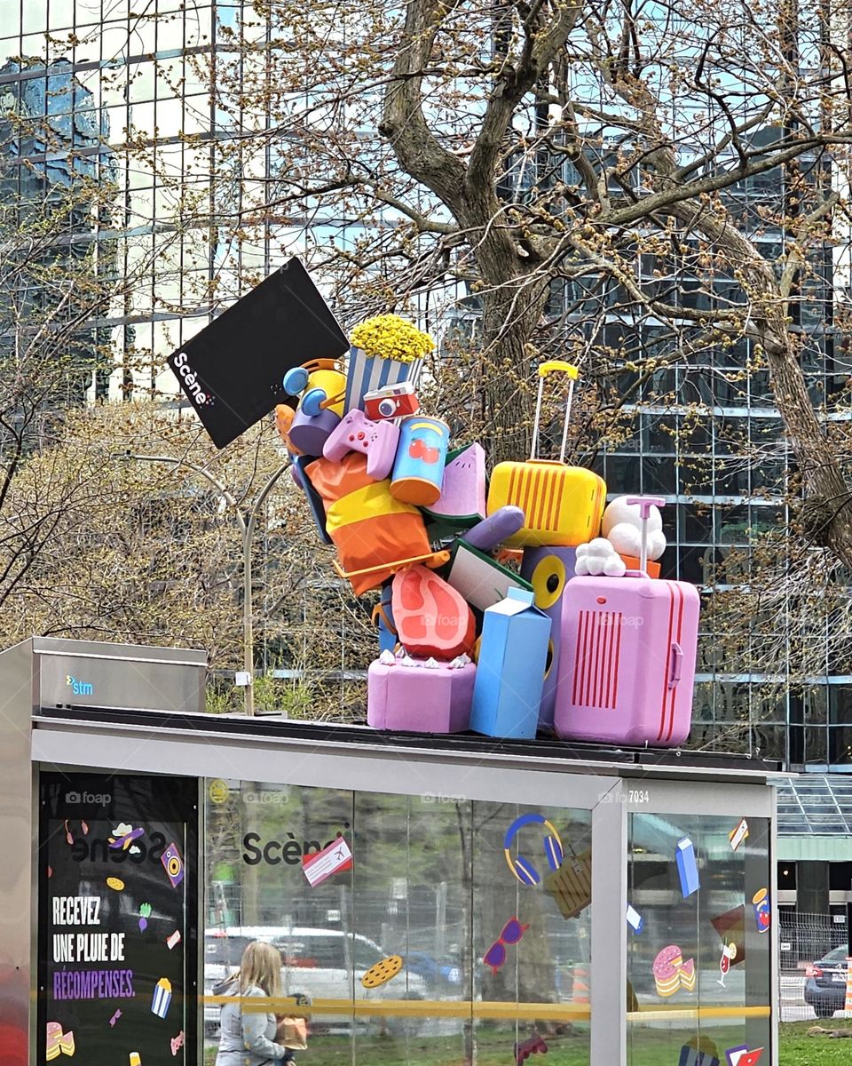 valises sur un abribus
