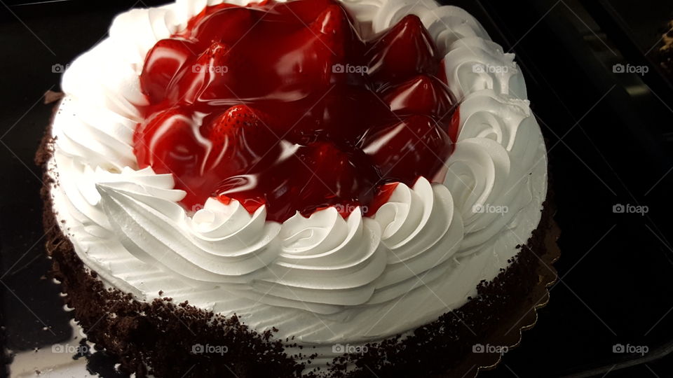 cake with strawberries