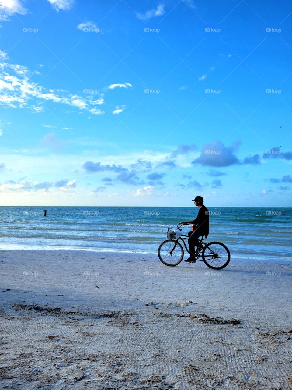 escena de playa y mar azul