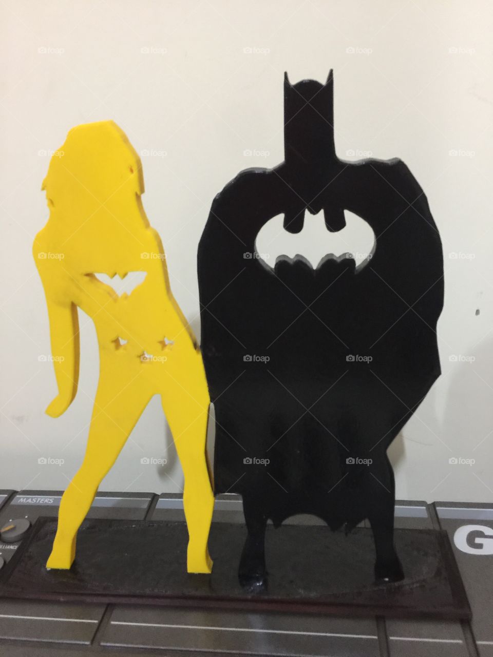 Mulher maravilha e Batman. Projetos 3D. Impressão em 3D. Amarelo e Preto. Liga da justiça. Cosplay 