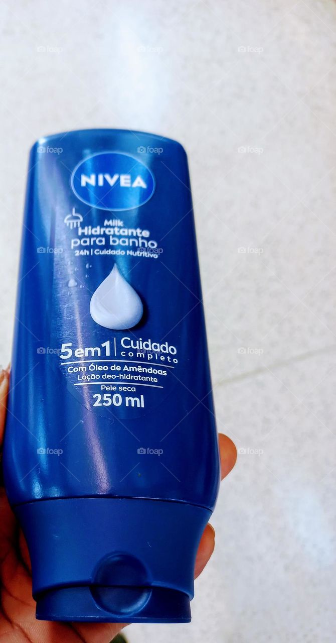 Pele opaca, com descamação  causada pelo ressecamento, use a Loção  deo-hidratante da NIVE.Contém alta concentração  de ativos emolientes e umectantes, para peles secas ou áreas com descamação