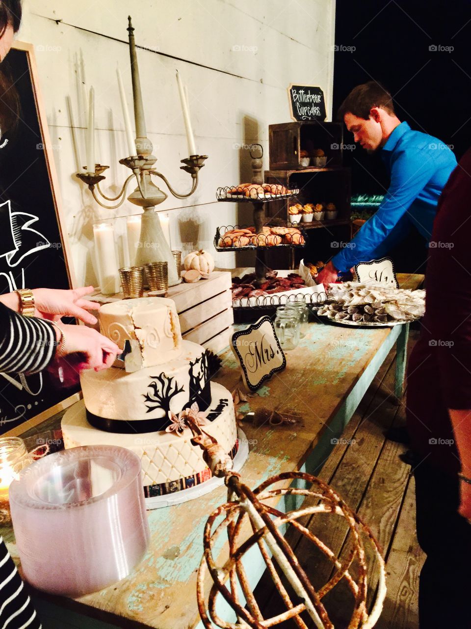 Rustic wedding cake table 