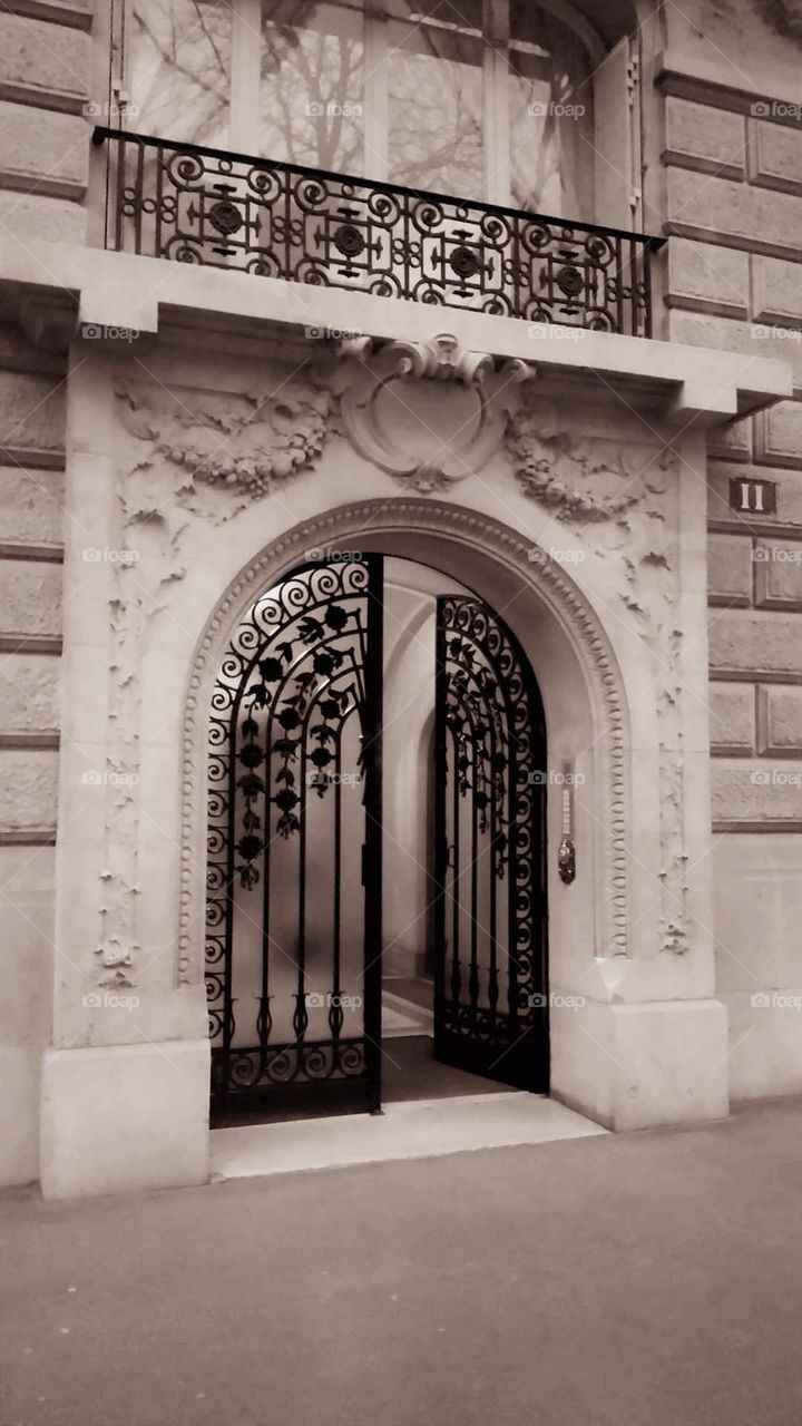 Sepia shot of an Haussmannian building entrance