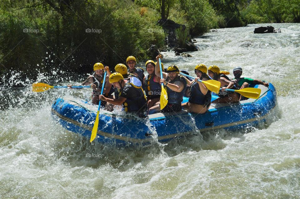 rafiting en rio Atuel Mendoza Argentina gente con cascos, chalecos y remos  en  el bote