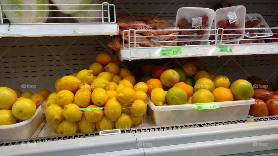 Cereais, frutas, verduras e legumes, quitandas, feira, alimentação e saúde.