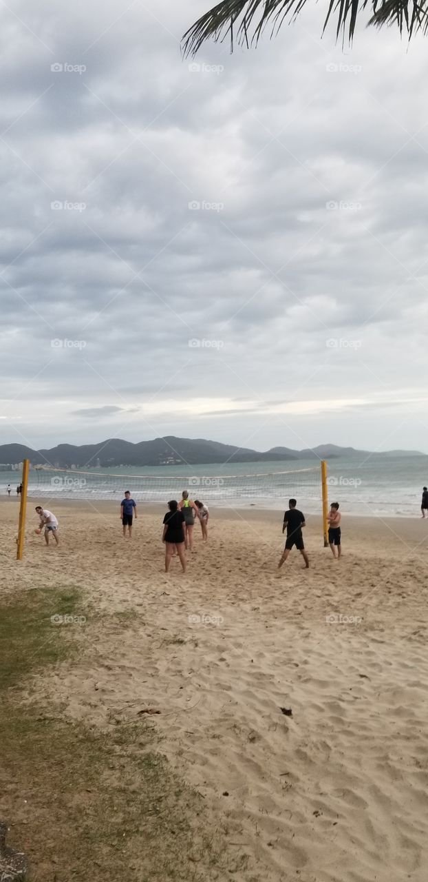 Jogo de Voley na praia.