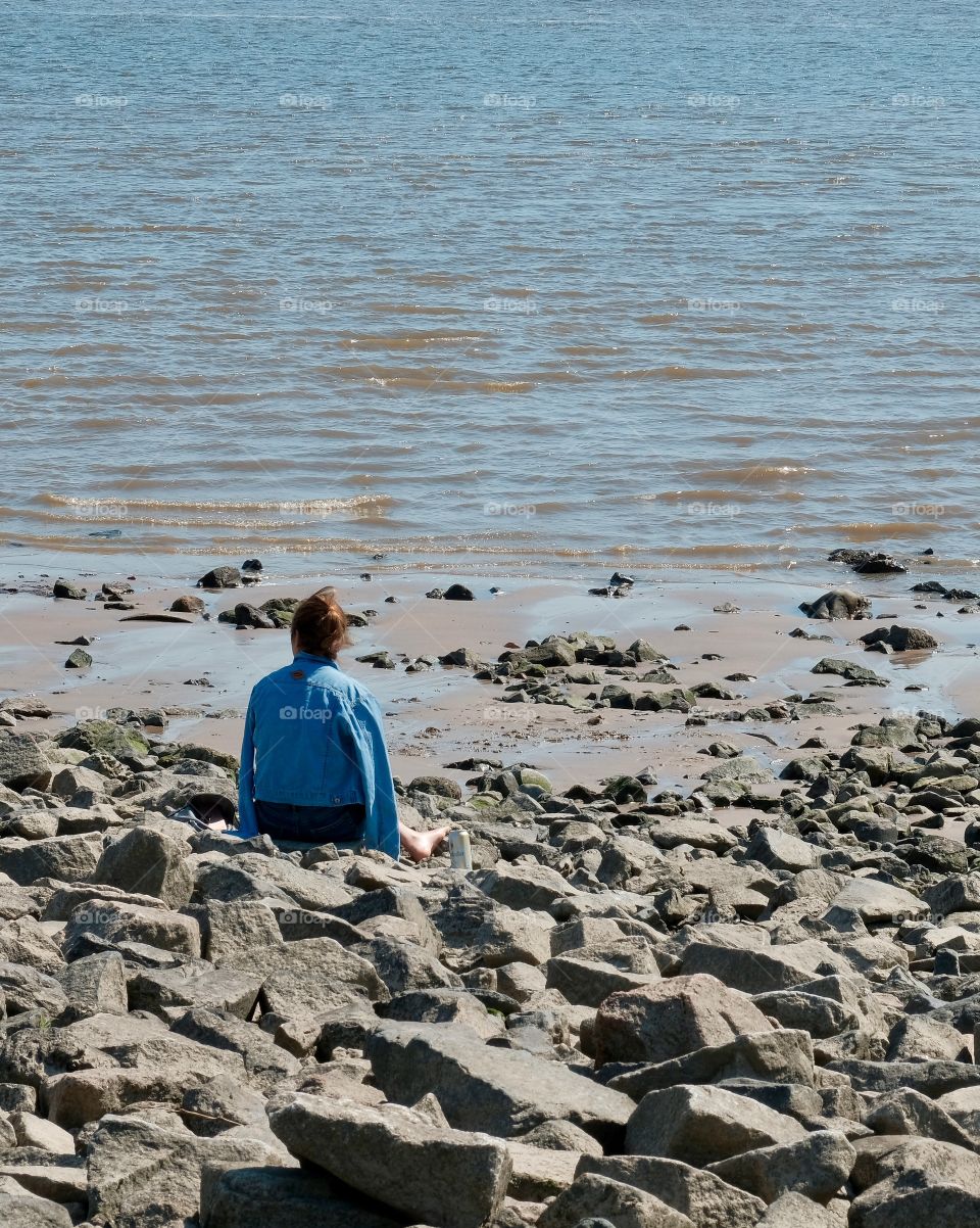 great outflow on the Elbe, a lonely girl