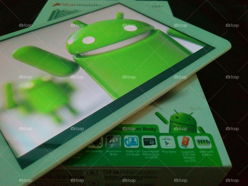 Android . My Android tablet, with box, captured using my Android smartphone 
